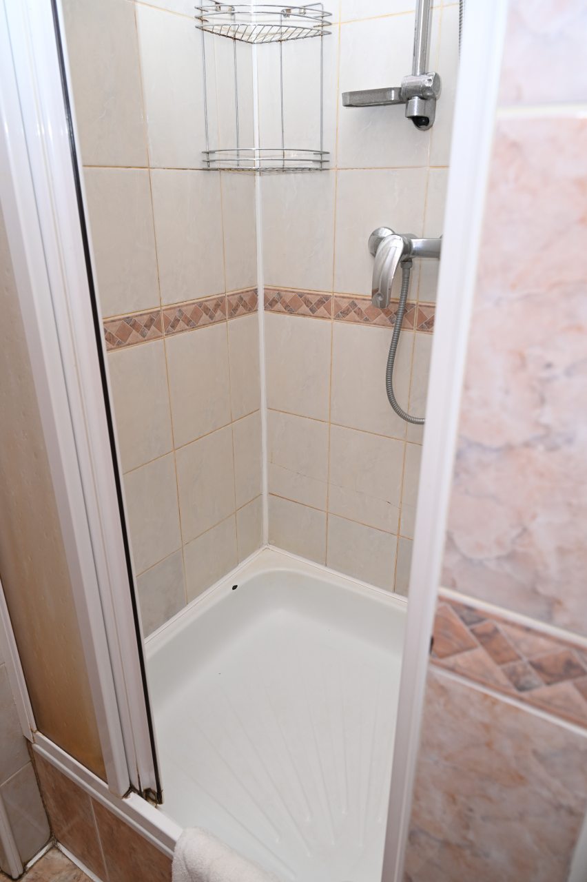 Одноместный, Отель Пятый угол