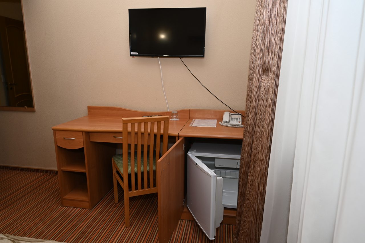 Одноместный, Отель Пятый угол