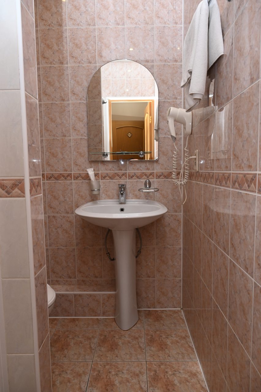 Одноместный, Отель Пятый угол