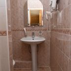 Одноместный, Отель Пятый угол