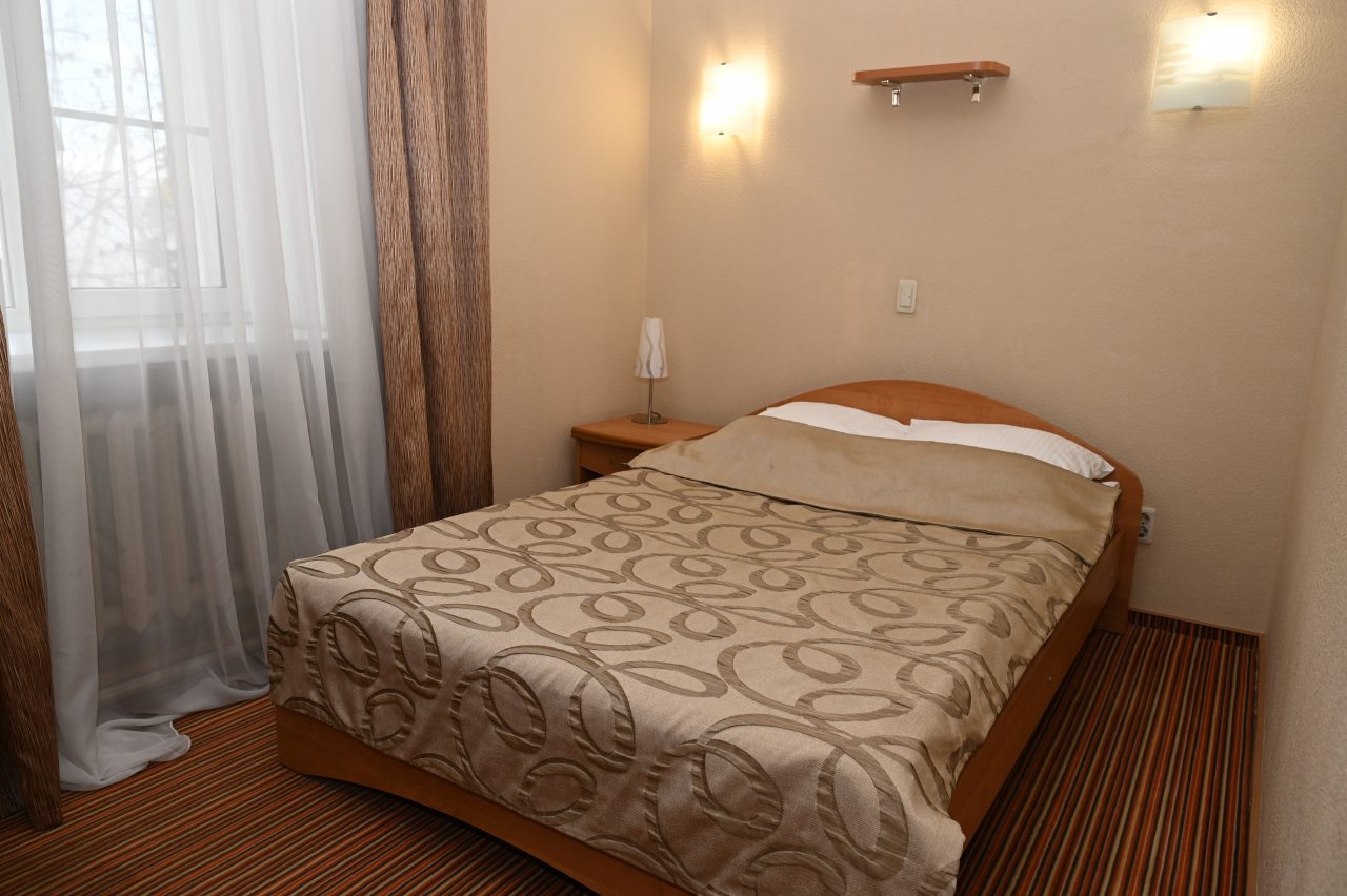 Одноместный, Отель Пятый угол