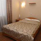 Одноместный, Отель Пятый угол