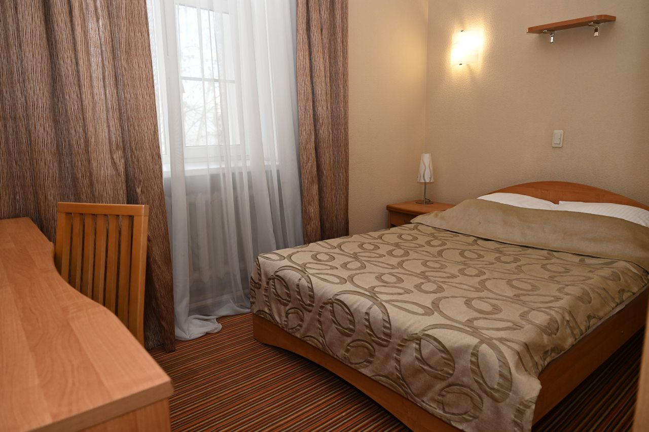 Одноместный, Отель Пятый угол