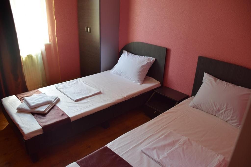 Двухместный (Двухместный номер с 2 отдельными кроватями и собственной ванной комнатой) отеля Crossway, Тбилиси