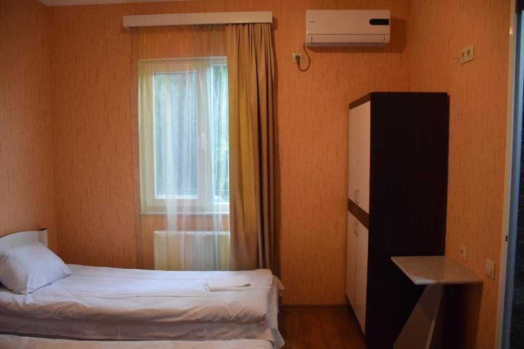 Трехместный (Трехместный номер с собственной ванной комнатой) отеля Crossway, Тбилиси