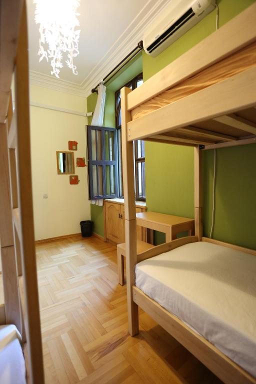Номер (Односпальная кровать в общем номере с 4 кроватями) хостела Envoy, Тбилиси
