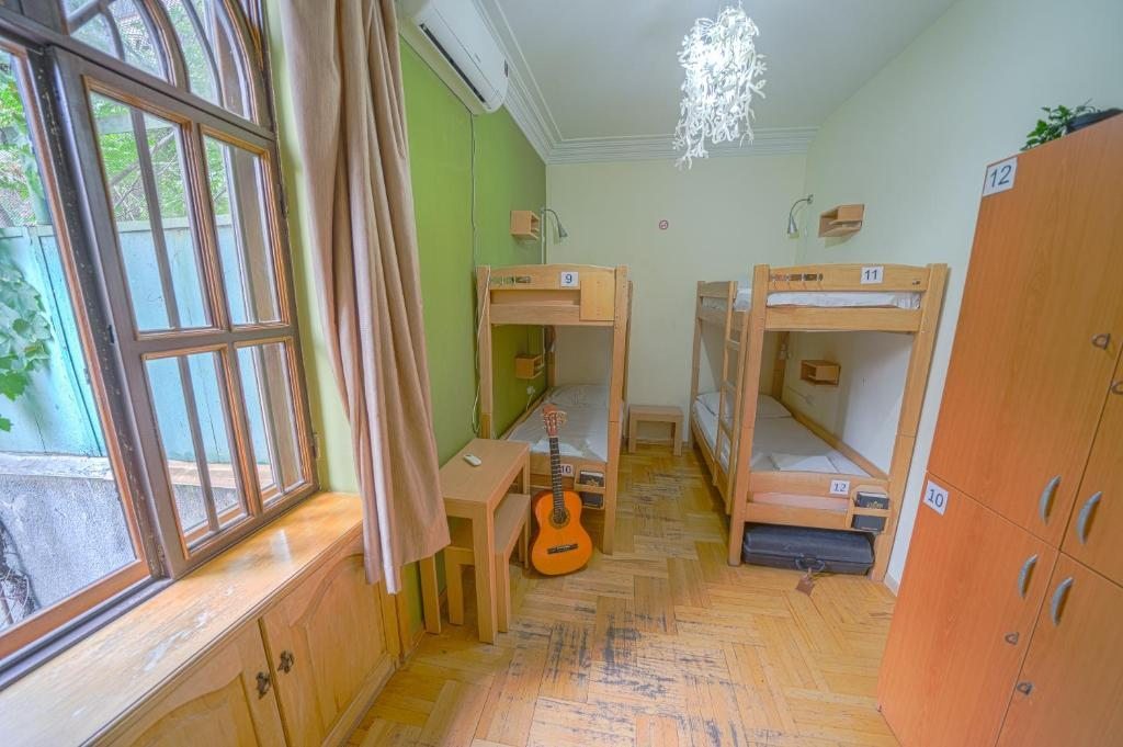 Номер (Кровать в общем номере для женщин с 4 кроватями) хостела Envoy, Тбилиси