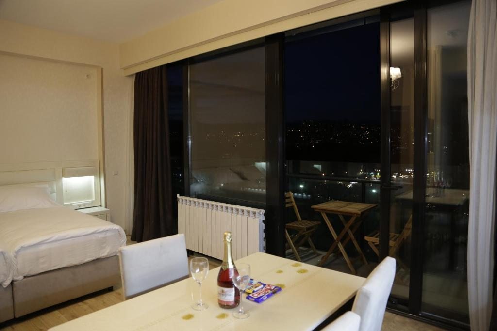 Апартаменты (Апартаменты-студио с балконом - Вид на город и горы) апартамента Full Comfort Apartment at Chavchavadze, Тбилиси