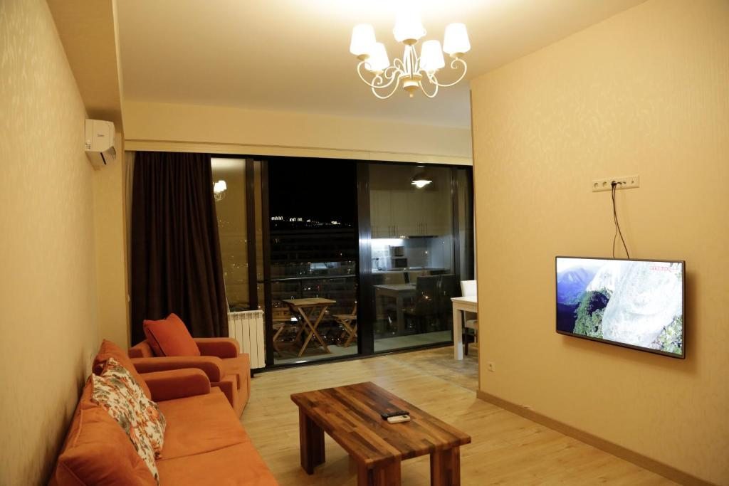 Апартаменты (Апартаменты Делюкс с 1 спальней и балконом - Вид на город и горы) апартамента Full Comfort Apartment at Chavchavadze, Тбилиси
