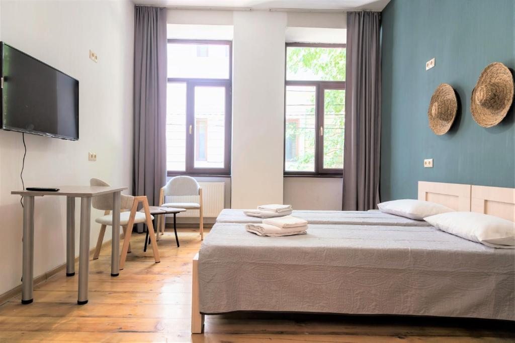 Двухместный (Двухместный номер с 2 отдельными кроватями и собственной ванной комнатой за пределами номера) хостела Gallery Hostel Tbilisi, Тбилиси