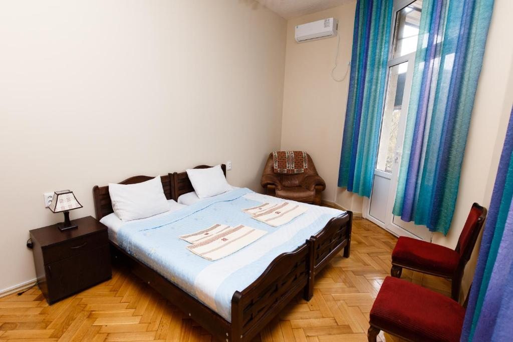 Двухместный (Двухместный номер Делюкс с 1 кроватью или 2 отдельными кроватями и балконом) хостела GL, Тбилиси