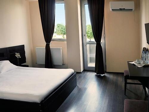 Двухместный (Улучшенный двухместный номер с 1 кроватью или 2 отдельными кроватями) гранд отеля Тбилиси