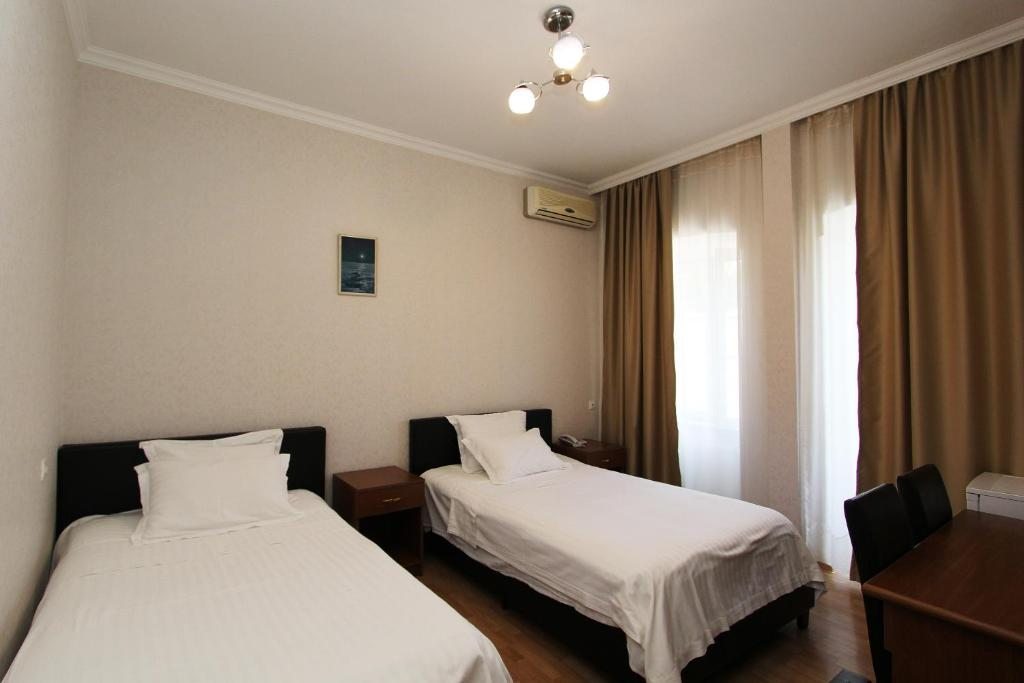 Двухместный (Улучшенный двухместный номер с 2 отдельными кроватями и видом на город) отеля GTM Kapan, Тбилиси