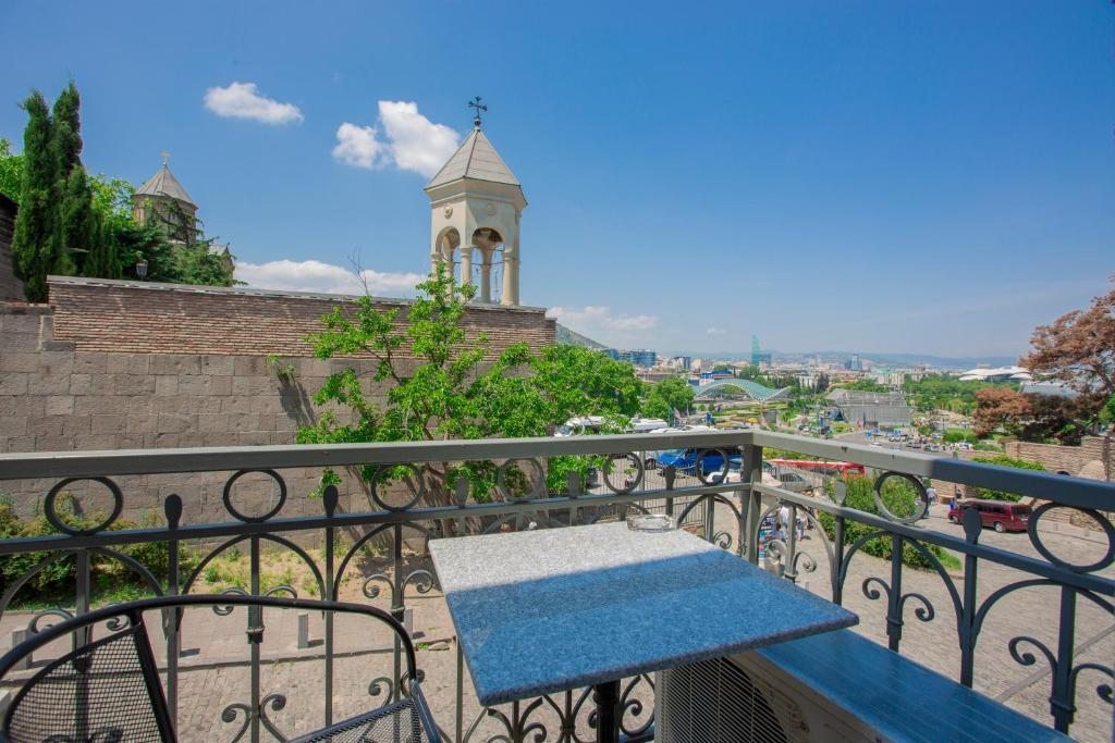 Двухместный (Двухместный номер с 1 кроватью и балконом) отеля GTM Kapan, Тбилиси