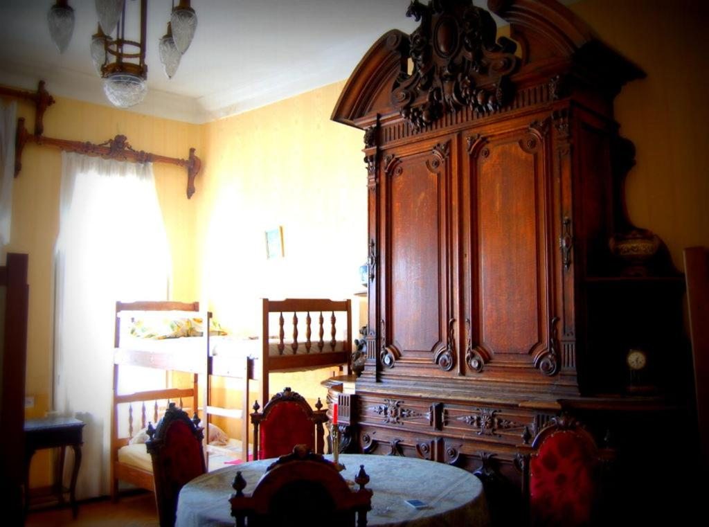 Номер (Кровать в общем номере для мужчин и женщин с 10 кроватями) гостевого дома Ирина Тбилиси
