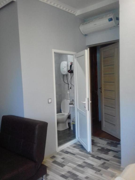 Семейный (Семейный номер с душем) гостевого дома Като, Тбилиси