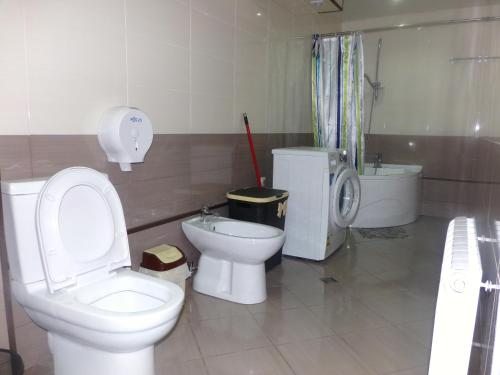 Двухместный (Двухместный номер с 2 отдельными кроватями и общей ванной комнатой) гостевого дома Люси, Тбилиси