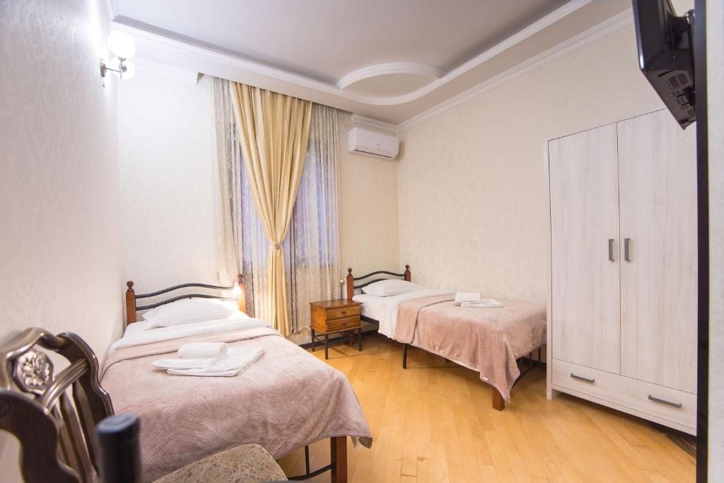 Двухместный (Улучшенный двухместный номер с 2 отдельными кроватями) гостевого дома Near Opera, Тбилиси