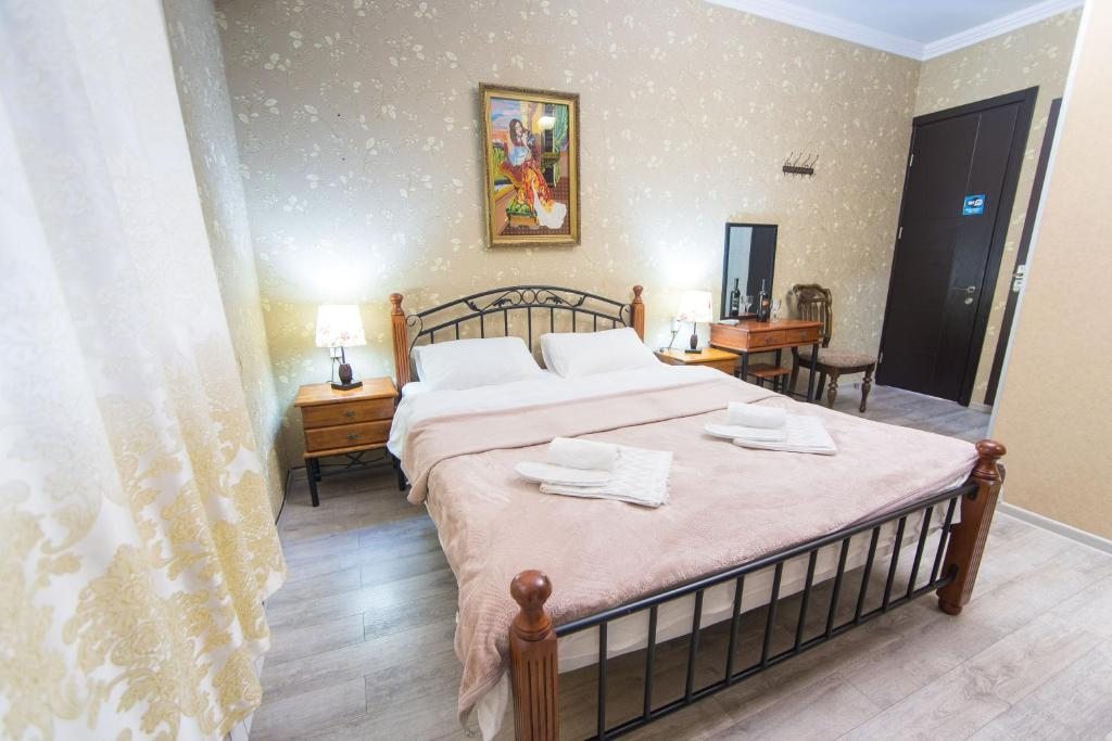 Двухместный (Улучшенный номер с кроватью размера «queen-size») гостевого дома Near Opera, Тбилиси
