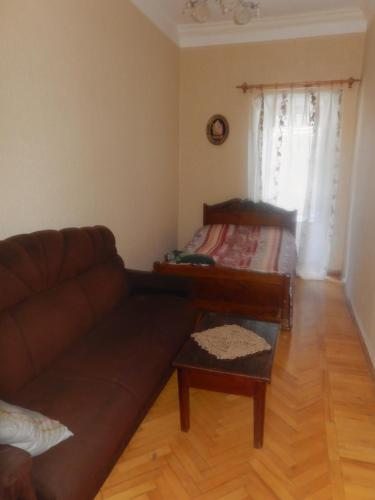 Двухместный (Двухместный номер Делюкс с 1 кроватью + дополнительная кровать) гостевого дома Слава, Тбилиси