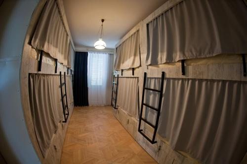 Номер (Кровать в общем номере для мужчин и женщин с 8 кроватями) хостела Mountain 13, Тбилиси