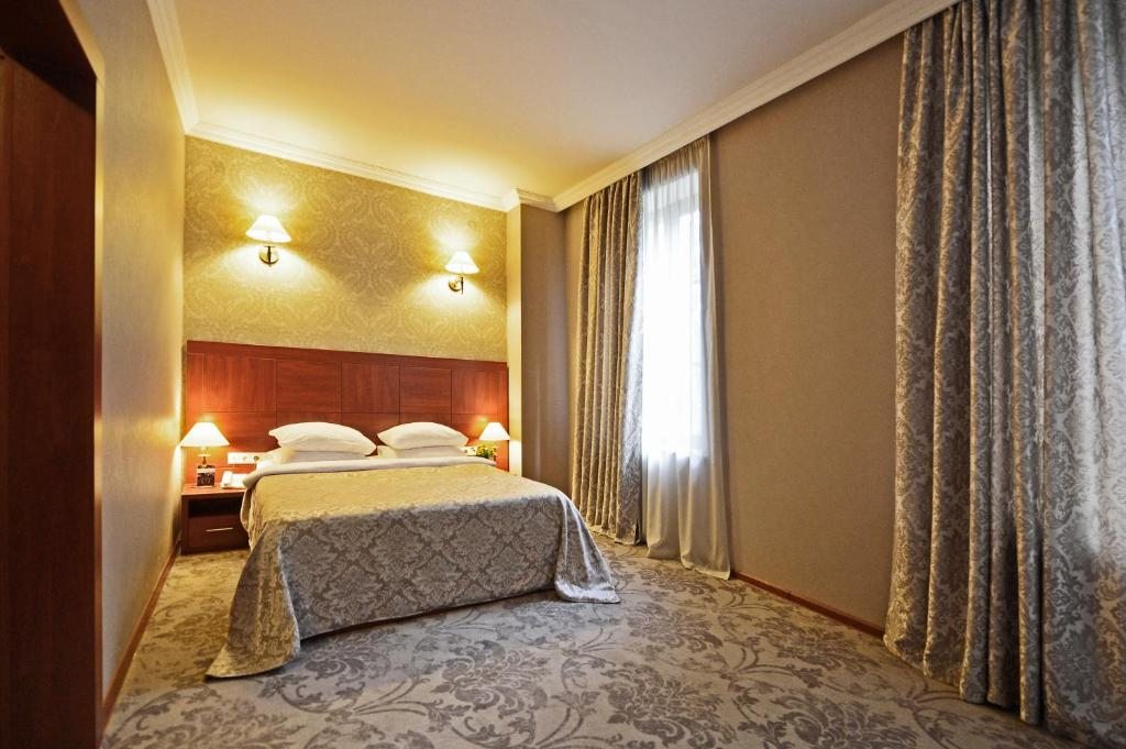 Двухместный (Стандартный двухместный номер - Доступ для гостей с ограниченными физическими возможностями) отеля Астория Тбилиси