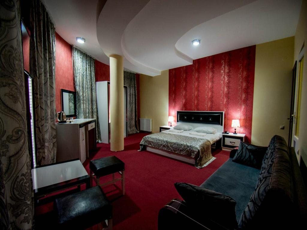 Двухместный (Улучшенный двухместный номер с 1 кроватью) отеля Батони, Тбилиси