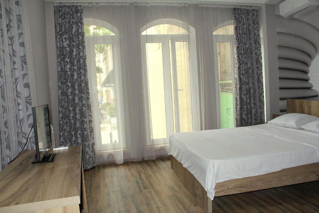 Двухместный (Двухместный номер Делюкс с 1 кроватью и дополнительной кроватью) отеля Dcorner, Тбилиси