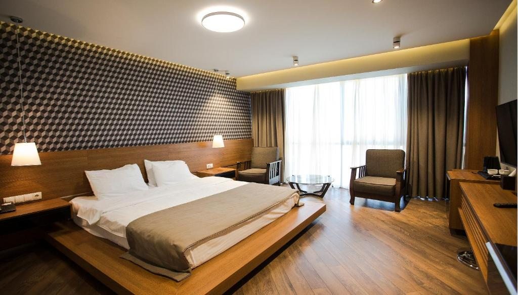 Двухместный (Улучшенный двухместный номер с 1 кроватью) отеля Golden Palace, Тбилиси