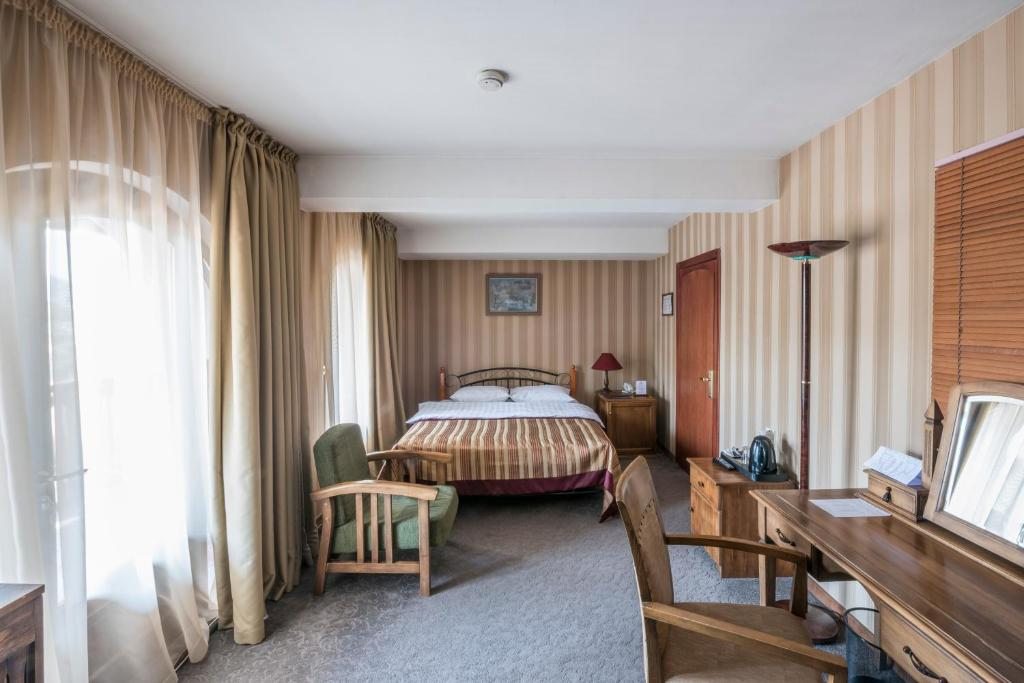 Двухместный (Улучшенный двухместный номер с 1 кроватью и балконом) отеля Копала, Тбилиси