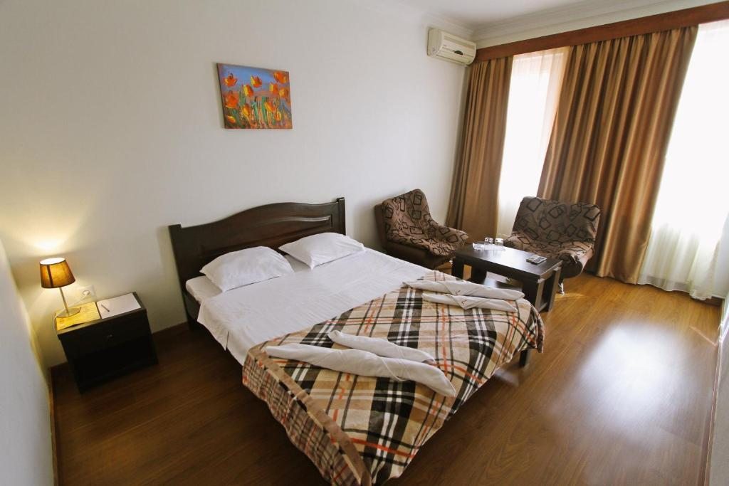 Двухместный (Двухместный номер Делюкс с 1 кроватью и балконом) отеля Lux, Тбилиси