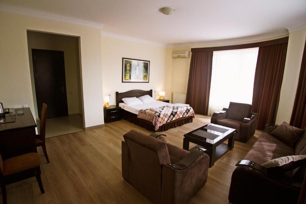 Сьюит (Двухместный номер-студия Делюкс с 1 кроватью) отеля Lux, Тбилиси