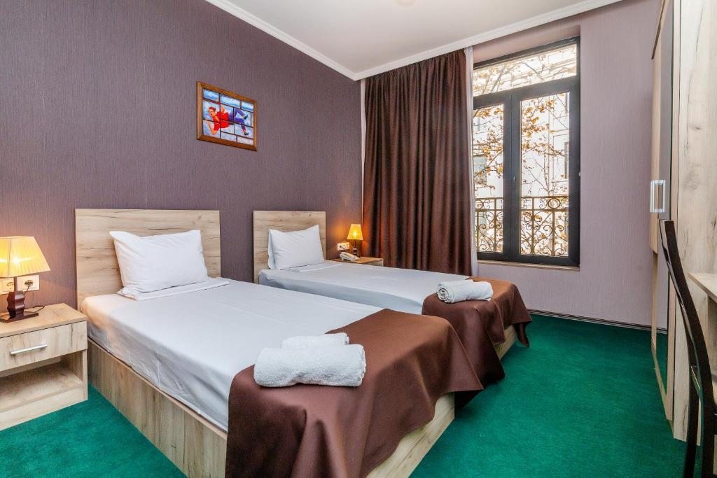 Двухместный (Двухместный номер с 2 отдельными кроватями и видом на город) отеля Marlyn, Тбилиси