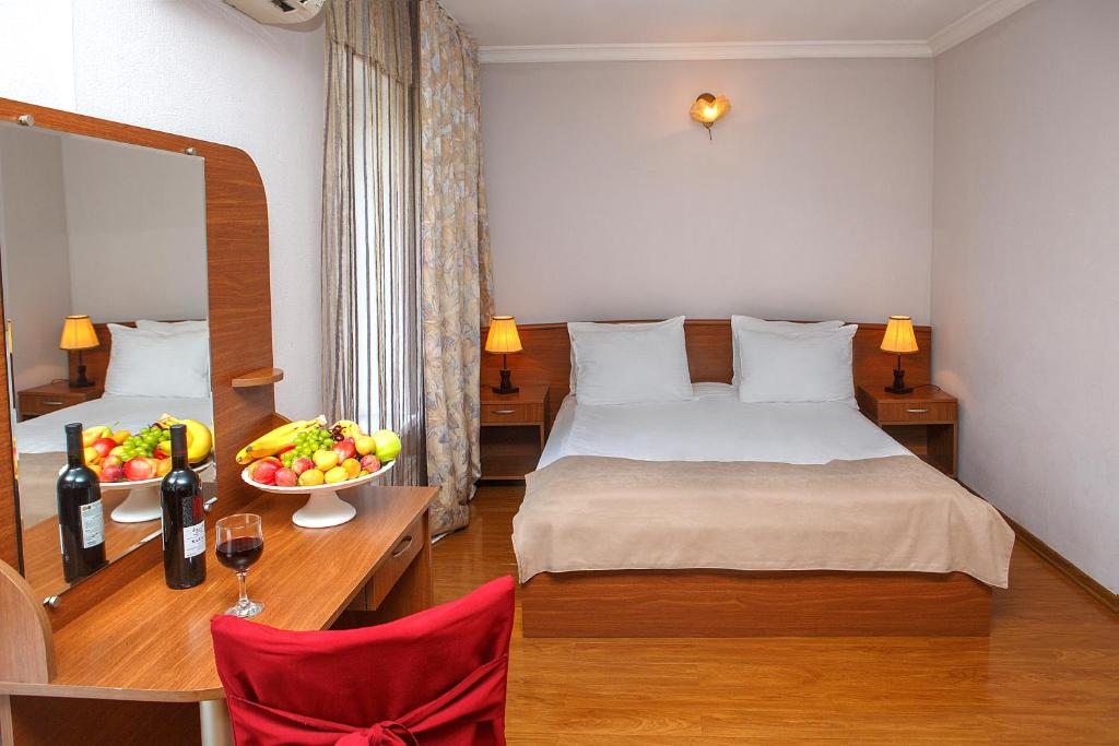 Двухместный (Двухместный номер с двуспальной кроватью и дополнительной кроватью) отеля Nata, Тбилиси