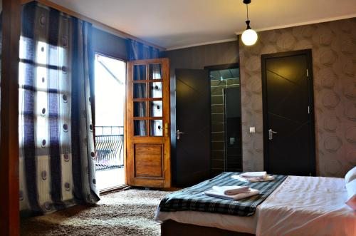 Двухместный (Двухместный номер Делюкс с 1 кроватью и балконом) отеля Old Villa Metekhi, Тбилиси