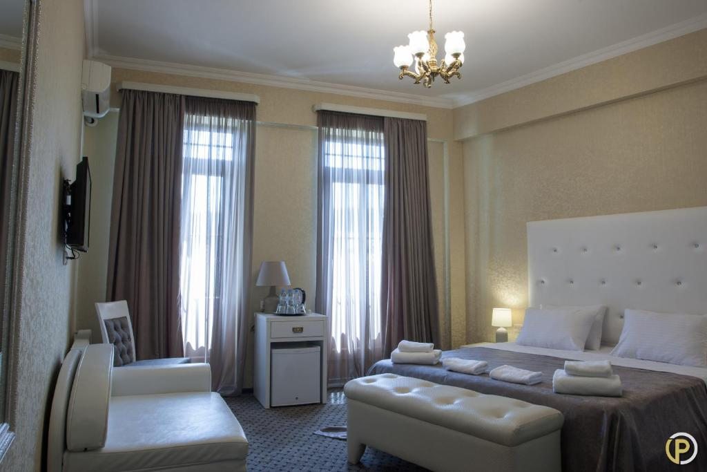 Двухместный (Стандартный двухместный номер с 1 кроватью и видом на город) отеля Piazza, Тбилиси