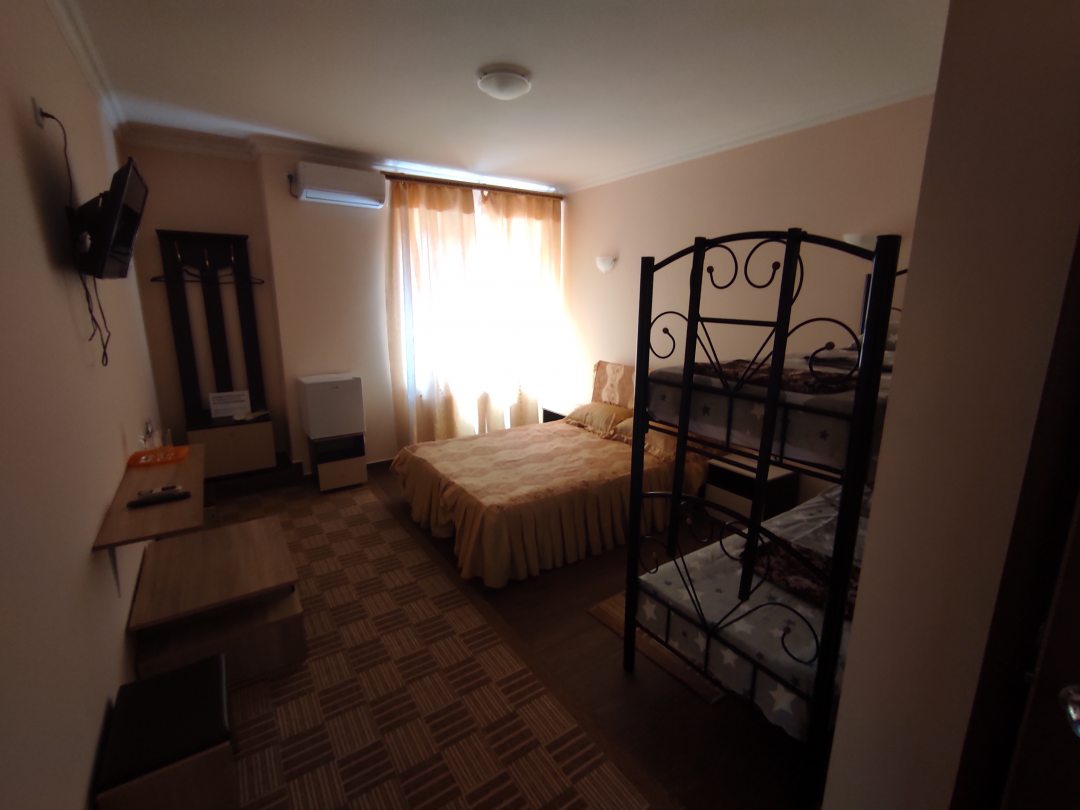 Семейный (Семейный номер с двухспальной и двухъярусной кроватью) гостевого дома Нес, Каневская
