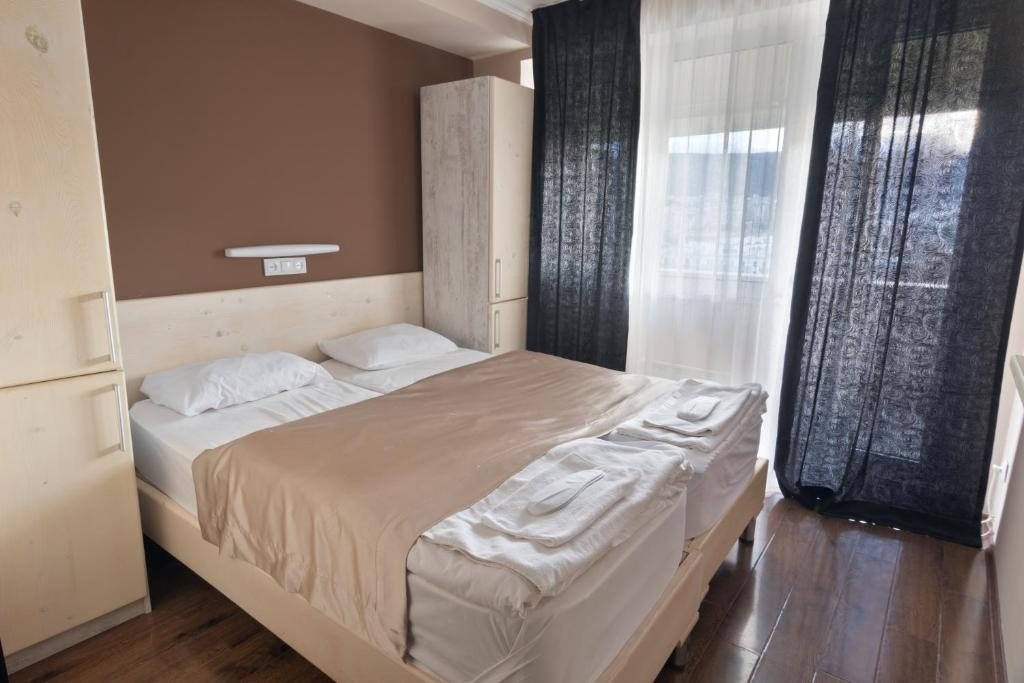Двухместный (Двухместный номер с 1 кроватью или 2 отдельными кроватями, вид на город) отеля Tbilisi Central by Mgzavrebi, Тбилиси