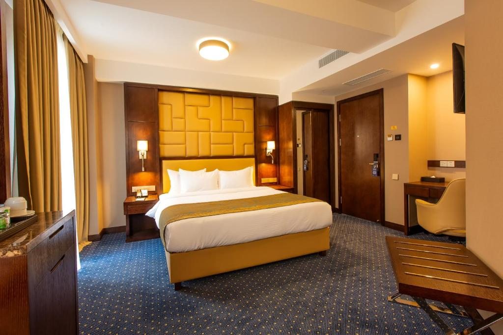 Сьюит (Номер «Панорама» с кроватью размера «king-size» К услугам гостей терраса или балкон.) отеля КММ, Тбилиси