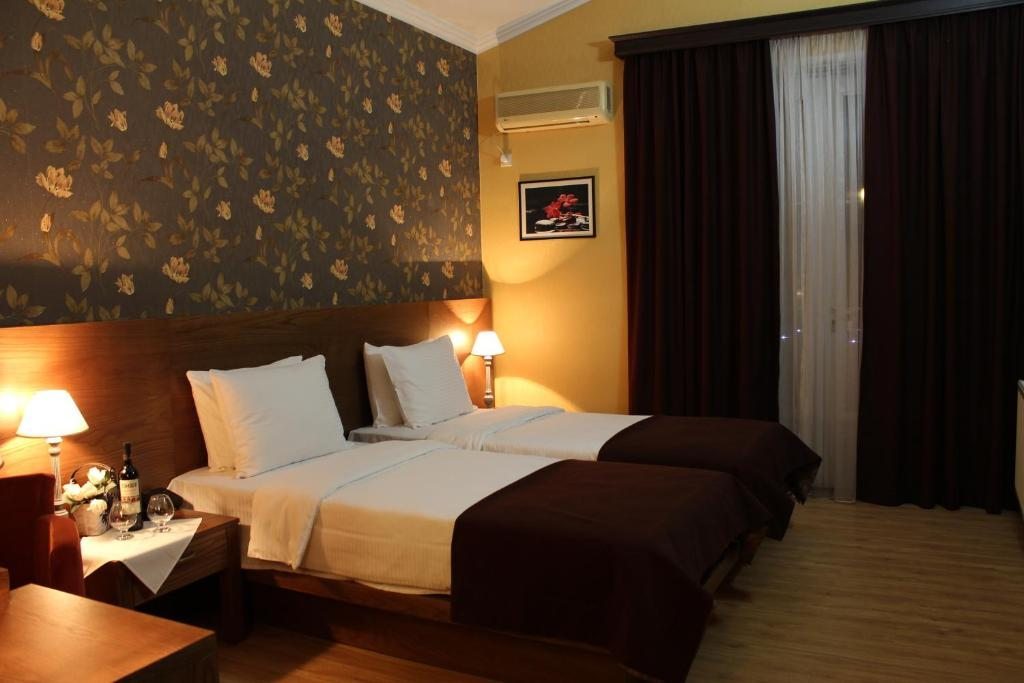 Двухместный (Двухместный номер «Комфорт» с 1 кроватью или 2 отдельными кроватями и балконом) отеля Kope, Тбилиси