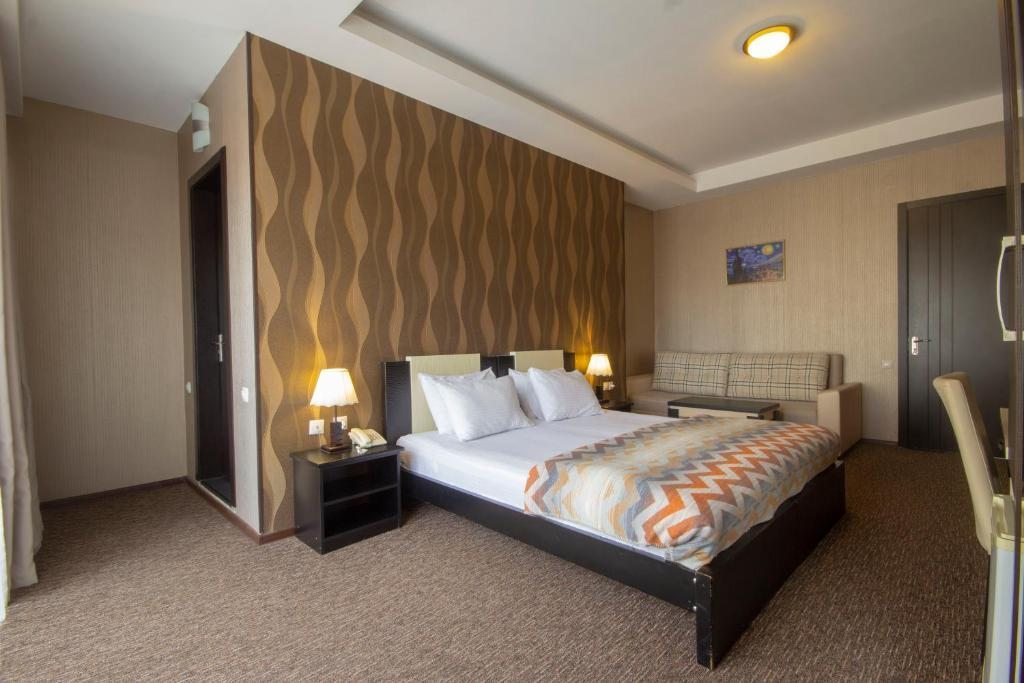 Двухместный (Двухместный номер «Комфорт» с 1 кроватью или 2 отдельными кроватями и балконом) отеля Light House Old City, Тбилиси