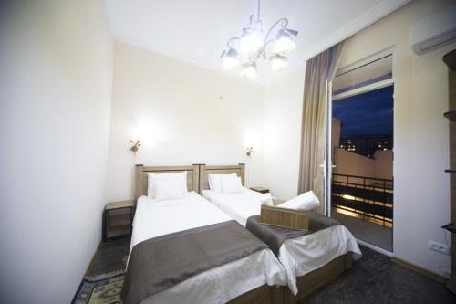 Двухместный (Стандартный двухместный номер с 1 кроватью или 2 отдельными кроватями и балконом) отеля Log In, Тбилиси