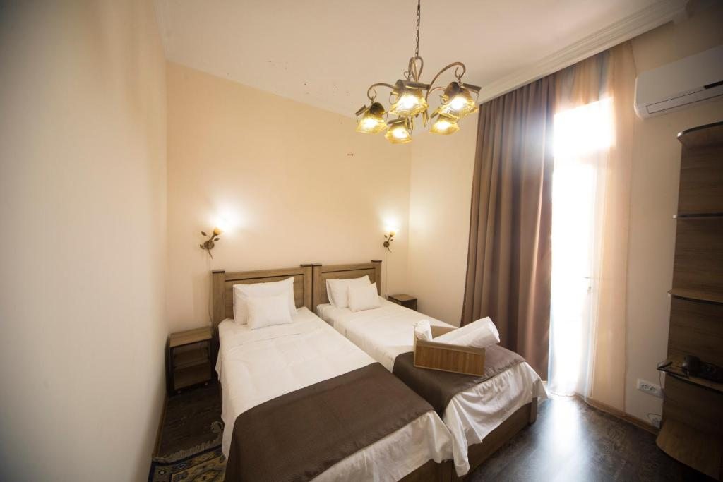 Двухместный (Двухместный номер с 2 отдельными кроватями и балконом) отеля Log In, Тбилиси
