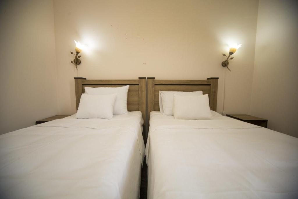 Двухместный (Двухместный номер с 2 отдельными кроватями и дополнительной кроватью) отеля Log In, Тбилиси