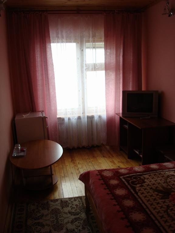 Двухместный (Двухместный номер с 1 двуспальной кроватью и дополнительной кроватью) гостевого дома Эдельвейс, Ейск