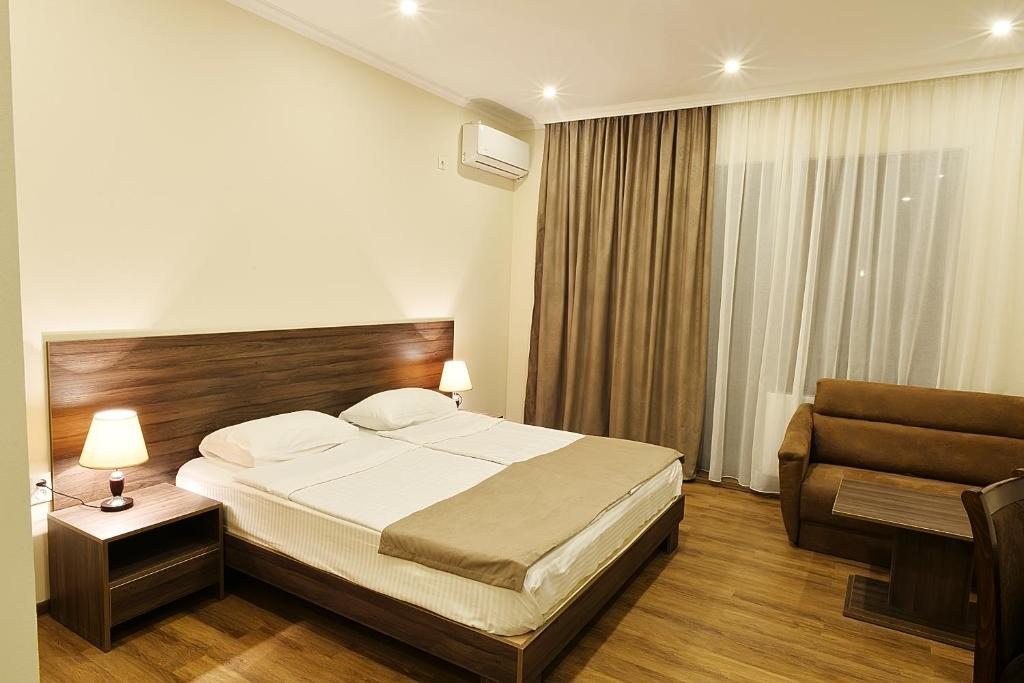 Двухместный (Улучшенный номер с кроватью размера «king-size») отеля MGK, Тбилиси