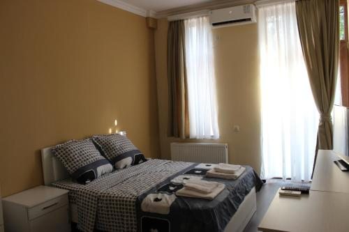Двухместный (Двухместный номер с 1 кроватью и балконом (на 2 взрослых и 1 ребёнка)) отеля Поинт Тбилиси