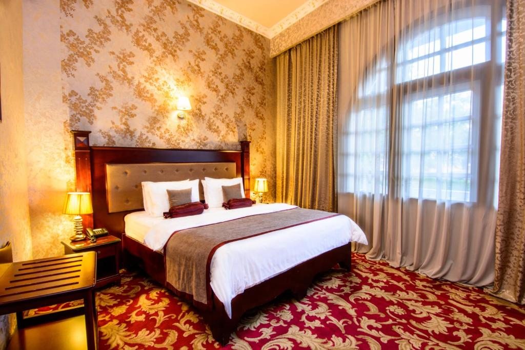 Двухместный (Улучшенный двухместный номер с 1 кроватью или 2 отдельными кроватями и балконом) отеля River Side, Тбилиси