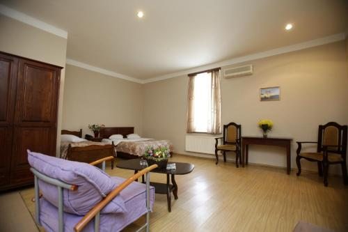 Двухместный (Двухместный номер с 2 отдельными кроватями и ванной комнатой) отеля Роза, Тбилиси