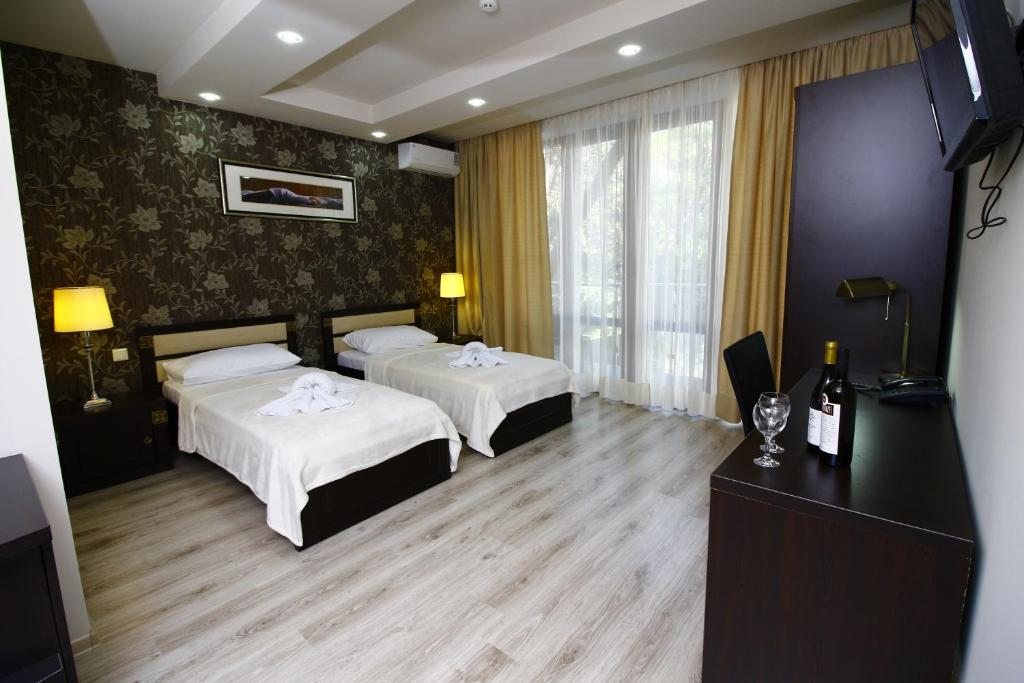 Двухместный (Двухместный номер с 2 отдельными кроватями и балконом) отеля Сани, Тбилиси